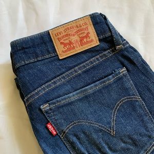 🛍 Levi’s 711 Skinny